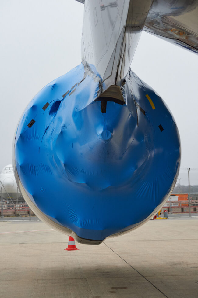 In blaue Folie eingepackte Flugzeugdüse