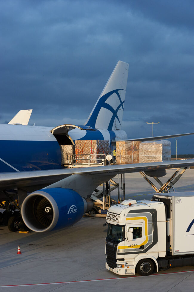 Lastwagen von Georgi Transporte auf dem Vorfeld Cargo City Süd