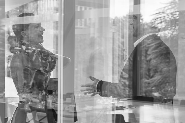 Gespräch auf dem Büroflur