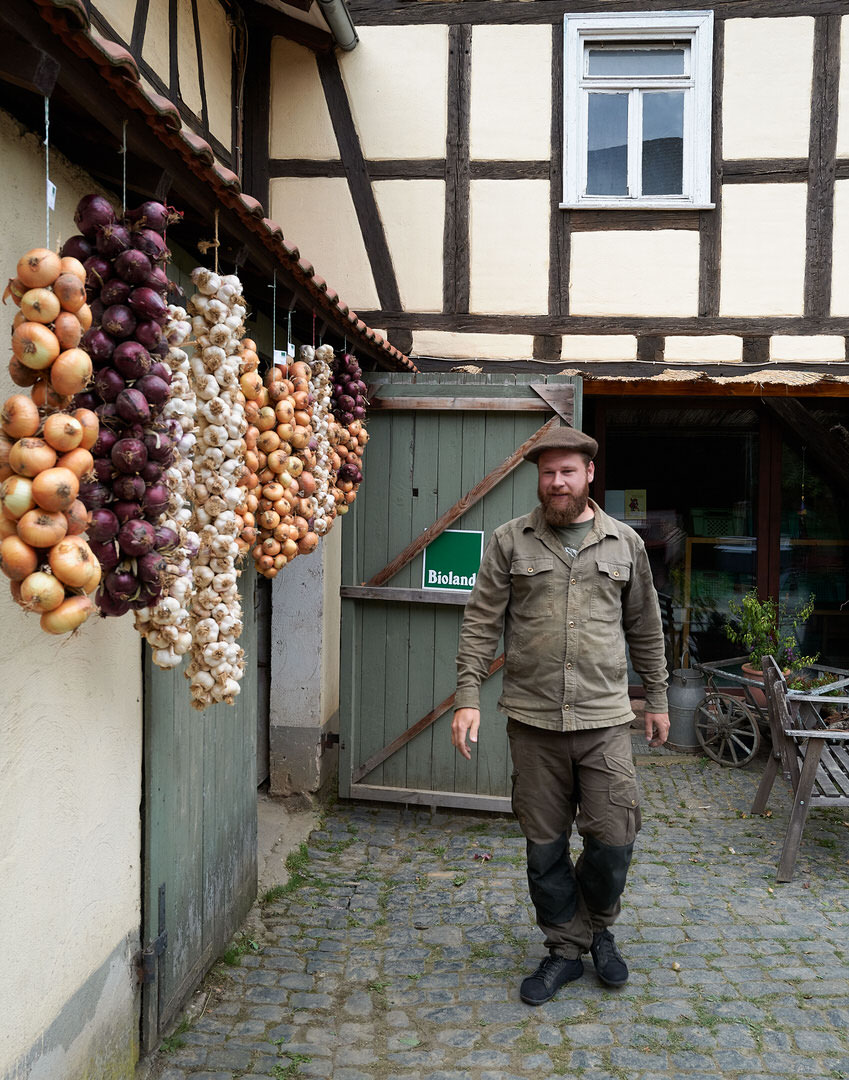 Alexandra-Vosding-Bauer-Michel-Leister Michel Leister hat den Bauernhof seiner Familie in einen zertifizierten Biohof umgewandelt, im Hofladen wird tagesfrisch geerntetes Gemüse verkauft.